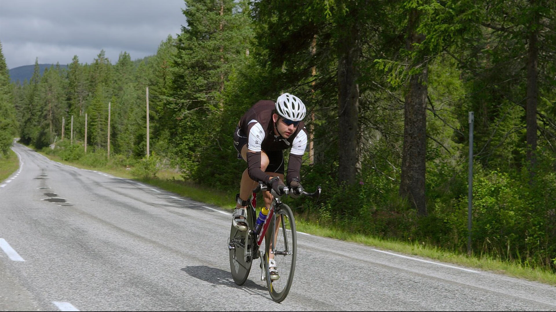 哈兰德迎来十赛季高光表现，塞尔维亚队球迷沸腾！